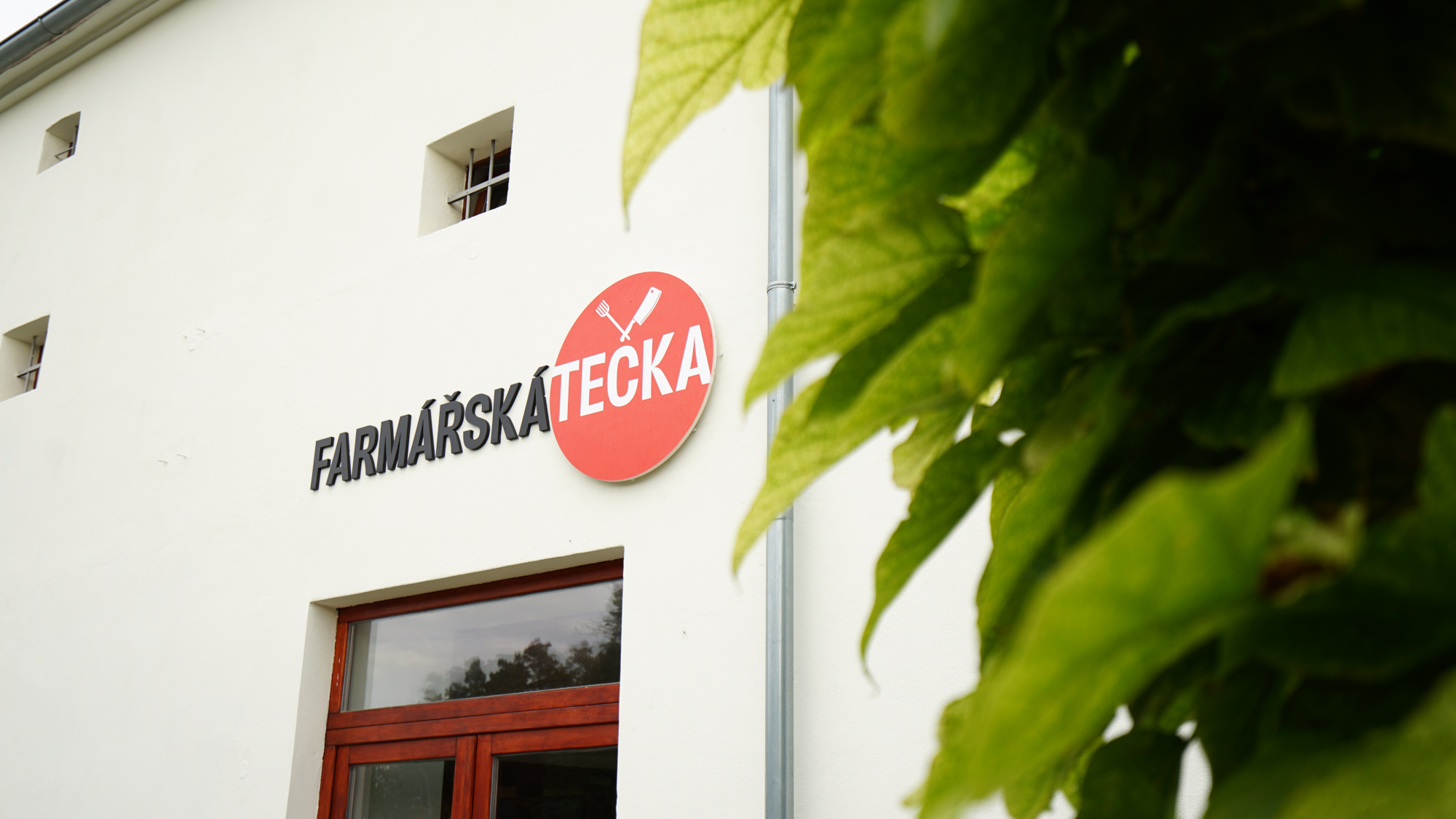 Logo restaurace umístěné na fasádě budovy