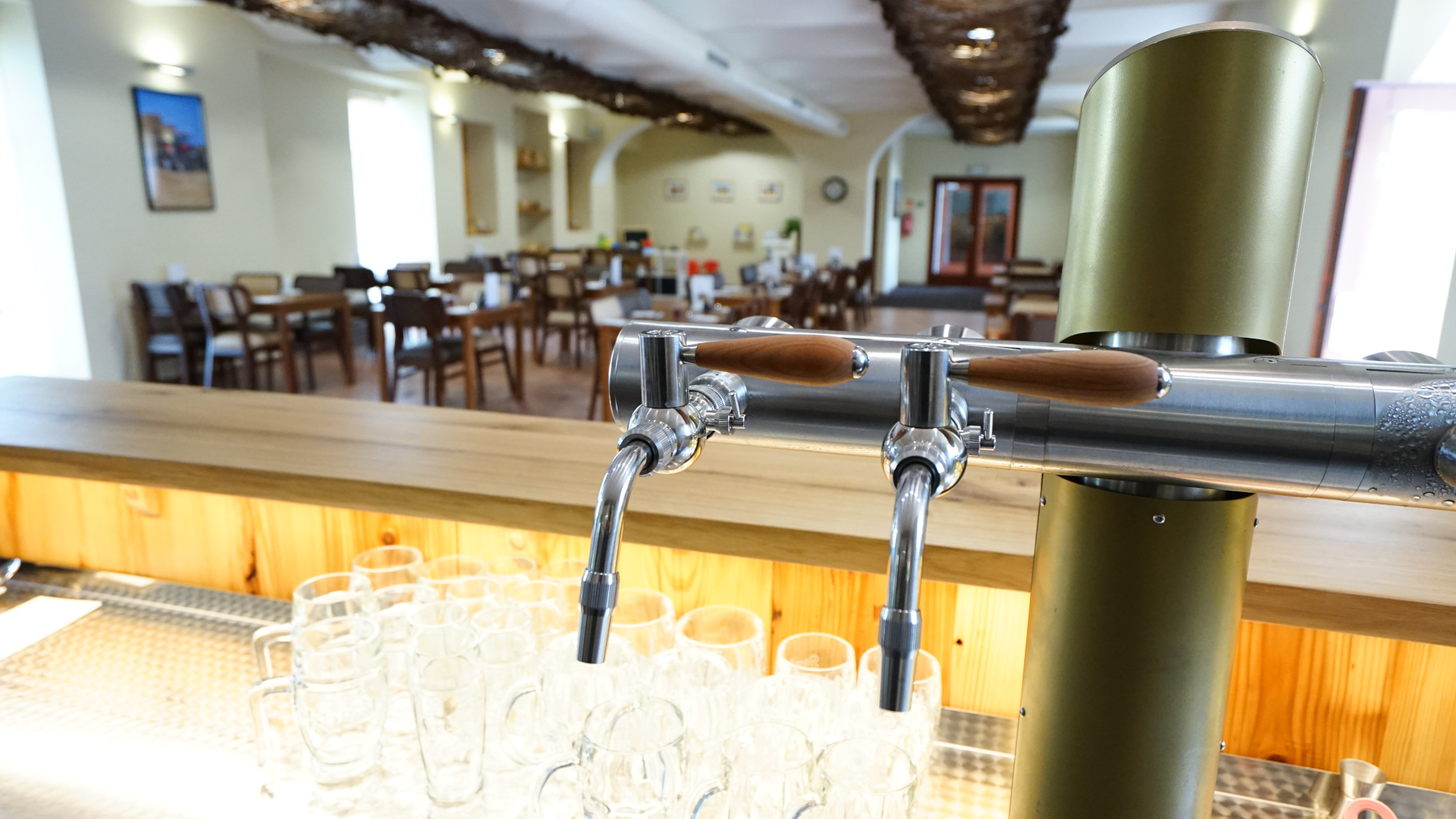 Pohled na výčep v restauraci