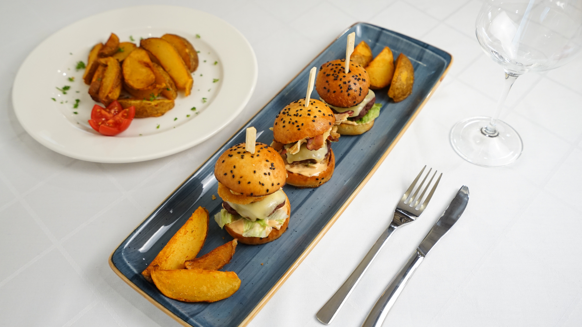 Tři mini burgery z Farmářské sady servírované v restauraci TEČKA v Těšanech.