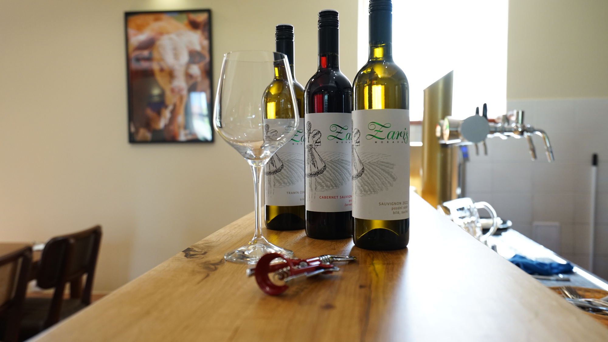 Láhve vína značky Zaris z těšanských hroznů.