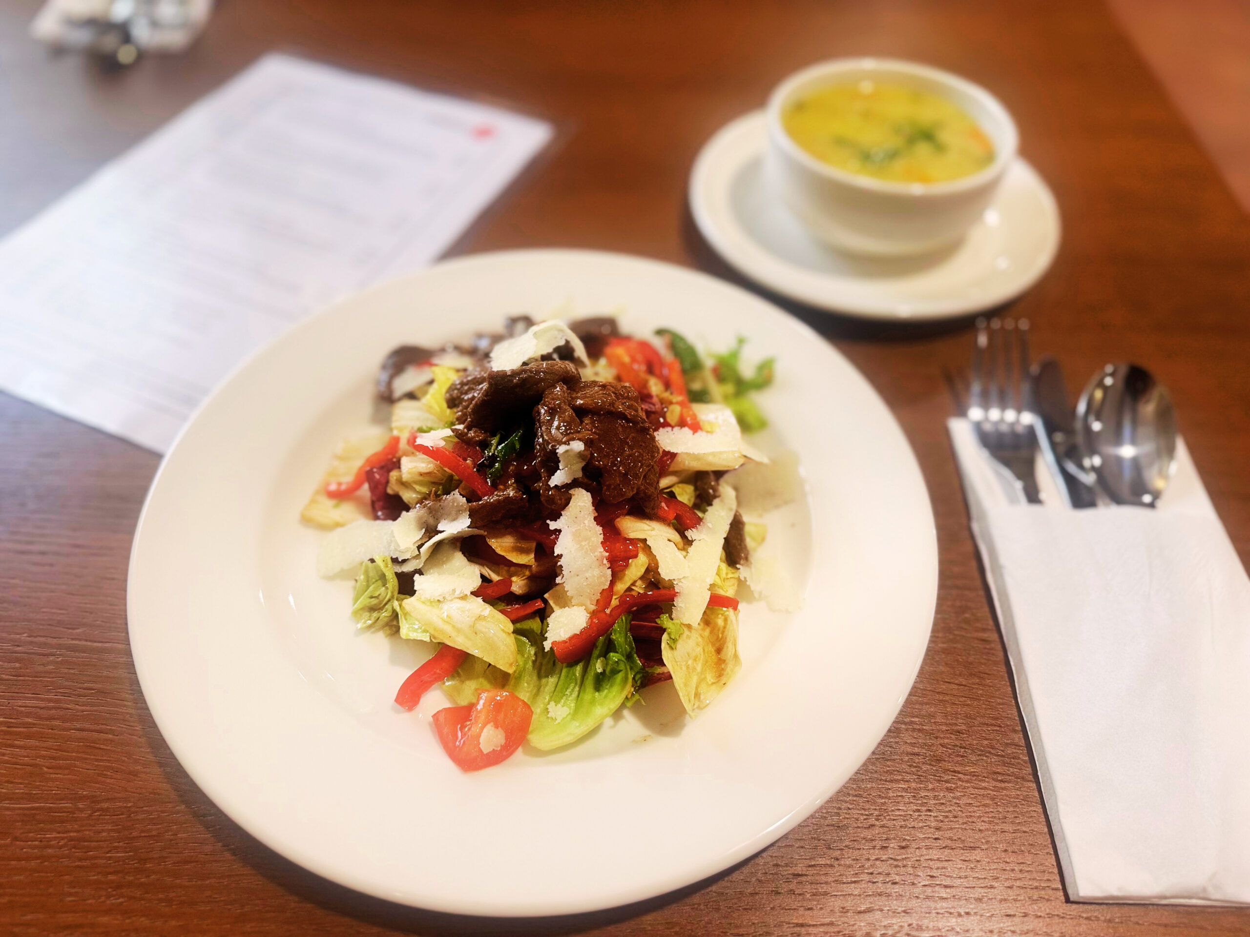 Salát s hovězím masem v rámci denního menu Salát s hovězím masem v rámci denního menu